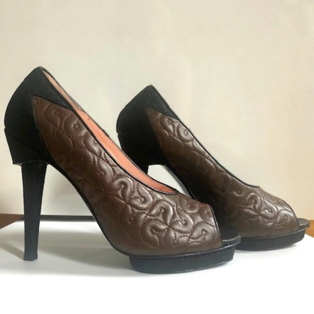 Italian made peep toe two tone sandal. selling dead stock. size 37